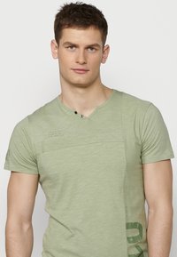 Koroshi SHORT SLEEVE - Apdrukāts T-krekls - kaki   khaki