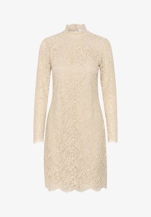 Abito in pizzo beige con collo alto, maniche lunghe e orlo scallopato. Presenta motivi floreali e una finitura delicata e testurizzata.