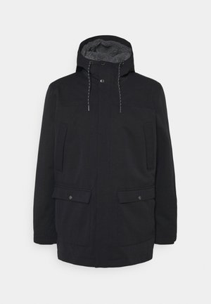 Sort vinterjakke med hætte, snoretræk, fleecefor, frontlynlås med trykknapper og fire forlommer med klapper og trykknapper.