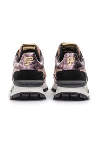 Obuv s černým semišovým podpatkem, lesklou růžovou metalickou texturou a zlatými akcenty. Obsahuje bílou mezisole a tmavou gumovou podrážku.