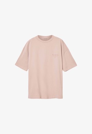 Lyserød kortærmet t-shirt i blød bomuld med afslappet pasform og rund halsudskæring. Har et diskret logo på venstre bryst.