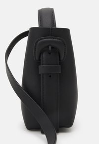 Sort læderhåndtaske med en struktureret form, der har en spænde detalje, glat tekstur og en lang, justerbar rem.