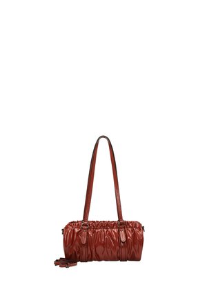 Kleine zylindrische glänzende dunkelrote Handtasche mit zwei schmalen Schulterriemen und gerafftem Materialdesign.