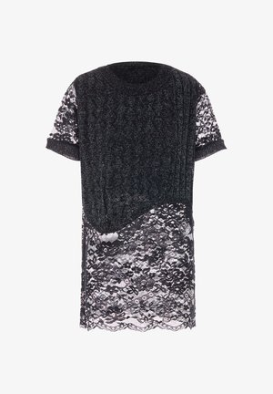 Sorte kjole med strik øverste del og underdel i blonder. Teksteret overdel, korte ærmer og bølget blondekant. Skinnende detalje i stoffet.