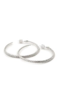 Pendientes de aro de plata con un patrón texturizado que recuerda a una serpiente y un cierre seguro de tipo poste. Tienen forma circular, con un diámetro aproximado de 3 pulgadas.