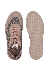 Schoenen met luipaardprint met een beige suède bovenkant, roze veters, metallic accenten en een gestructureerde rubberen zool met een hexagonaal patroon.