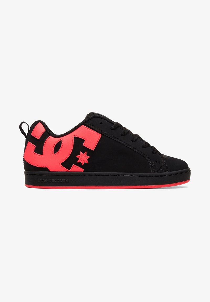 Baskets basses noires avec logo DC rouge vif sur le côté, semelle extérieure rouge assortie, fermeture à lacets et languette au talon.