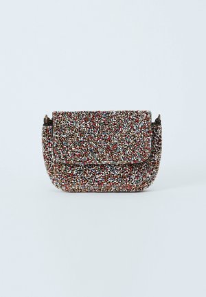 Petit sac à main recouvert de perles multicolores avec un fond arrondi et une fermeture à rabat sur un fond clair uni.