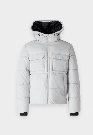 Giacca puffer grigia chiara con cappuccio, zip frontale, due tasche sul petto e foderatura interna nera. Caratterizzata da polsini elasticizzati e texture trapuntata.