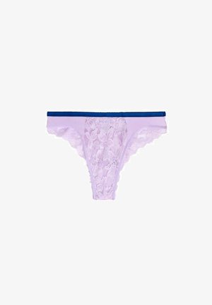 Lavendel blonde trusse med blomsterdesign, prydet med et ensfarvet blåt taljebånd. Kantede kanter med bølget detalje, letvægtsstruktur.