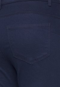 Vero Moda Petite VMHOT SEVEN PUSH PANT - Calças de ganga de corte skinny - navy blazer