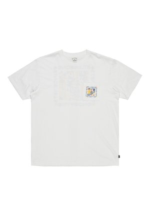 Witte katoenen T-shirt met een ronde hals, korte mouwen en een kleurrijke grafische print op de linker borstzak met een logo-ontwerp.
