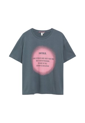 Blauwgrijs T-shirt met korte mouwen en ronde hals en een roze cirkelafbeelding met de tekst "UNTOLD. Some stories are just for you..." in zwart.