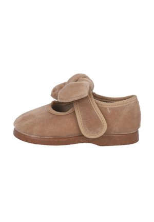 Zapato de tela color beige con punta redonda, orejitas de conejito peludas y una correa de Velcro. Textura suave, suela de goma plana. Diseño ligero para mayor comodidad.