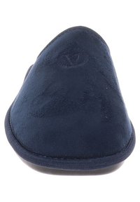 Pantofole blu navy in morbido suede con punta arrotondata, superficie texture e cuciture a contrasto lungo i bordi. Logo impresso sulla parte superiore.