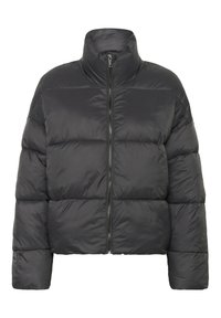 Crna pufasta jakna s visokim ovratnikom, zatvaranjem na patentni zatvarač i kviltanim dizajnom. Izrađena od glatkog, laganog materijala. Kratki kroj.