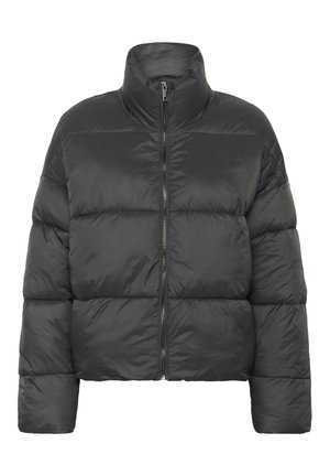 Čierna prešívaná bunda s vysokým golierom, zipsom a prešívaným dizajnom. Vyrobená z hladkého, ľahkého materiálu. Krátky strih.