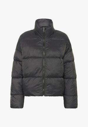 Chaqueta de plumas negra con un alto cuello, cierre de cremallera y diseño acolchado. Fabricada con material liso y ligero. Corte corto y entallado.