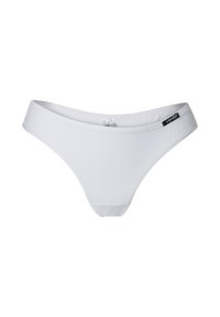String en coton blanc avec une texture lisse, taille basse et coutures minimales. Présente une petite étiquette de marque sur le côté.