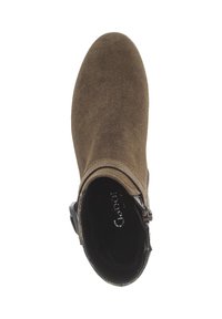 Braune Wildleder-Ankle-Boots mit runder Zehenform, seitlichem Reißverschluss und dekorativem Schnallen-Detail an der Seite. Glatte Innenauskleidung.