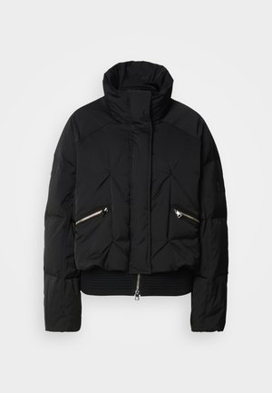 Jachetă neagră puffer, scurtă, cu guler înalt. Include buzunare cu fermoar și un design matlasat. Marginile inferioare ribbate și accente din metal lucios.