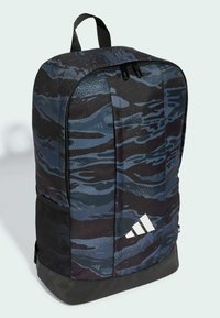 Mochila con patrón en negro y azul, de forma rectangular, fabricada en tejido duradero, con una base negra y acentos de logo en blanco.