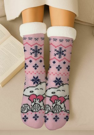 Rosa gestrickte Socken mit einem flauschigen weißen Bündchen, versehen mit einem cartoonartigen Motiv einer Wolke und Kaninchen, mit Schneeflocken und Herzen gemustert.