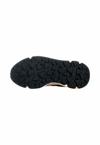 Suola di scarpa sportiva con modelli di battistrada profondi e triangolari per una migliore aderenza. Materiale in gomma nera con dettagli dorati e una finitura texture.