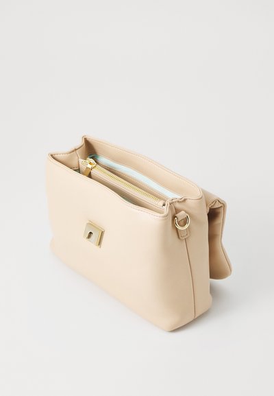 Borsa in finta pelle beige con chiusura a zip, hardware color oro e forma strutturata. Presenta una tasca interna con foderatura azzurro chiaro.