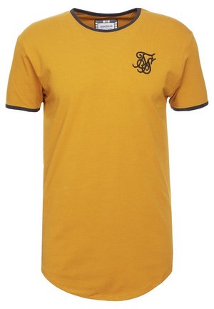 Mosterdgele T-shirt met ronde hals en korte mouwen, met een zwart logo op de borst en een donkere rand aan de mouwen en kraag.