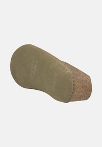 Pantofole a cuneo marroni con tomaia in feltro e suola cucita, viste dal fondo, con il marchio "Glerups" stampato.