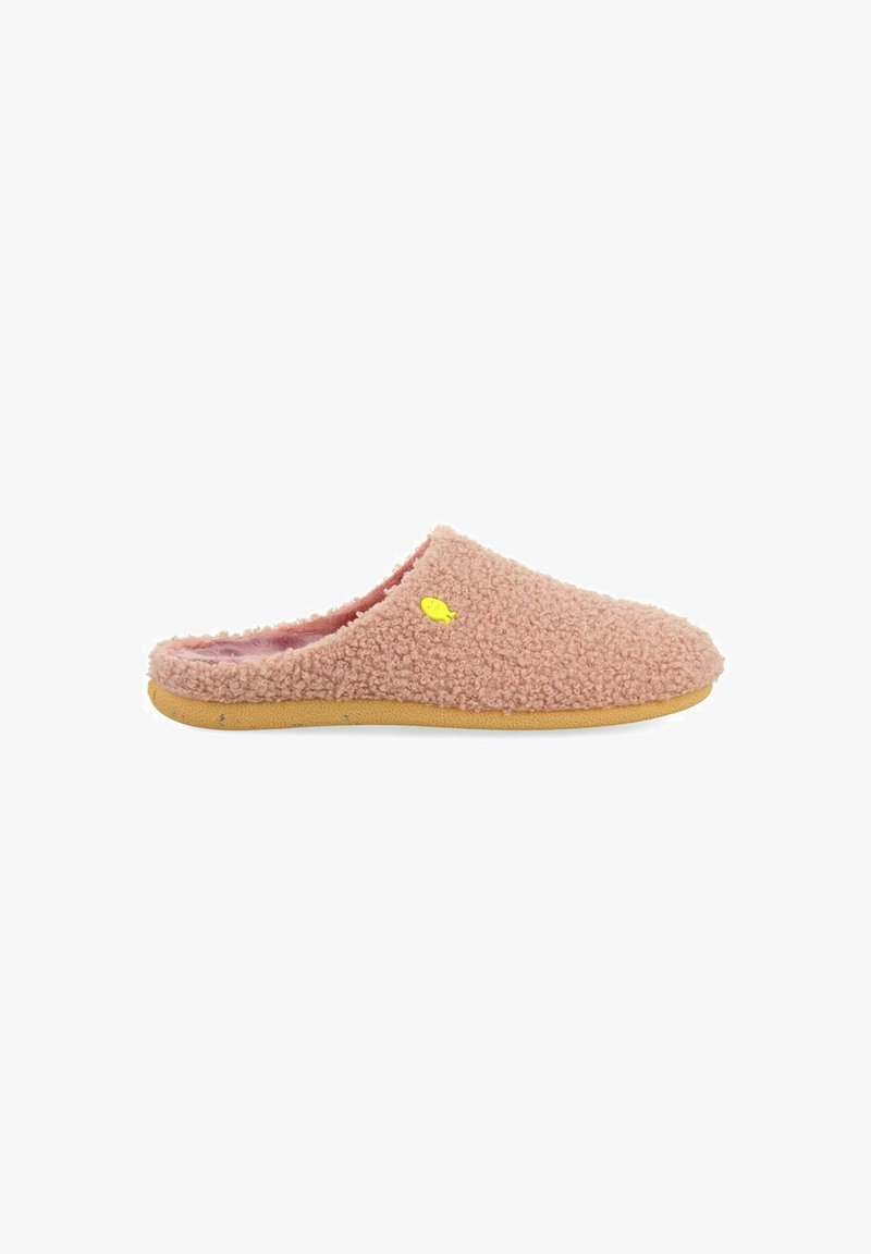Zapatilla de casa rosa suave y esponjosa, con tela texturizada, acento amarillo y suela de goma para mayor durabilidad. Sin cobertura en la parte trasera, diseño de punta redonda.