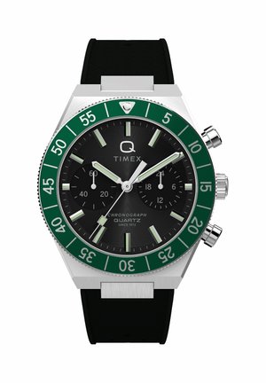 Zegarek Timex Q chronograf z czarną tarczą, zielonym bezelem, dwoma subtarczami, srebrnymi indeksami i czarnym teksturowanym paskiem.