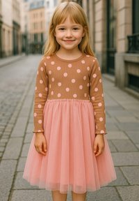 Braunes langärmliges Kleid mit pinken Pünktchen und einem pinken Tüllrock, ausgestattet mit einer gerippten Textur und einem elastischen Bund. Die Muster kontrastieren gut.