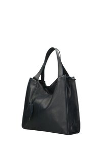 Zwarte leren draagtas met een gestructureerde afwerking, zachte randen en twee schouderriemen. Voorzien van een klein, bevestigd label als detail.