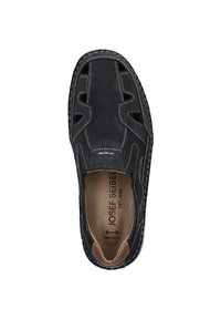 Schwarzer Lederschuh mit Ausschnittdesigns, kontrastierender Naht und atmungsaktivem Innenraum. Mit einem sandfarbenen Akzent an der Ferse.