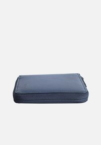 Portafoglio blu navy con zip, realizzato in tessuto testurizzato con un accento in pelle liscia. Forma piatta e rettangolare con bordi arrotondati, che mette in mostra un design minimale.