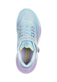 Zapatilla deportiva azul claro con parte superior de malla, detalles en púrpura y talón reforzado. Cuenta con cordones elásticos y una tira de velcro.