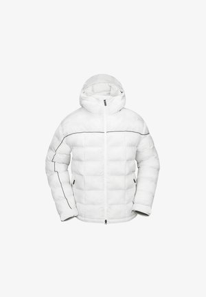 Veste doudoune blanche avec capuche, présentant un design matelassé, des accents noirs, une fermeture éclair à l'avant et des poches latérales.