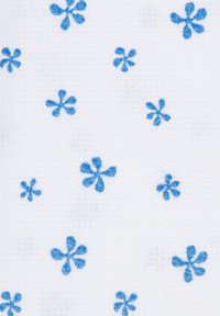 Biała tkanina z niebieskimi haftowanymi kwiatami, z różnymi rozmiarami i stylami wzorów kwiatowych, tworzącą teksturowany wzór.