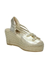 Sandalo con zeppa in raso oro chiaro, con cinturini incrociati, punta arrotondata e dettaglio decorativo di strass sulla parte anteriore. Piattaforma avvolta in juta.
