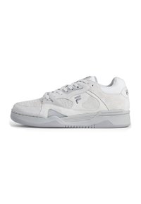 Sneaker atletici bianchi in materiale scamosciato e rete, con profilo basso, chiusura con lacci, colletto imbottito e dettagli grigi.