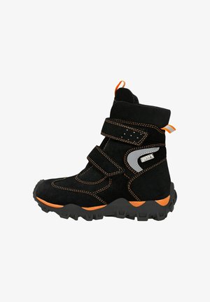 Schwarze Wildleder-Stiefelette mit orangen Akzenten, zwei Klettverschlüssen und strukturierter Gummisohle mit multidirektionalen Stollen für Grip.