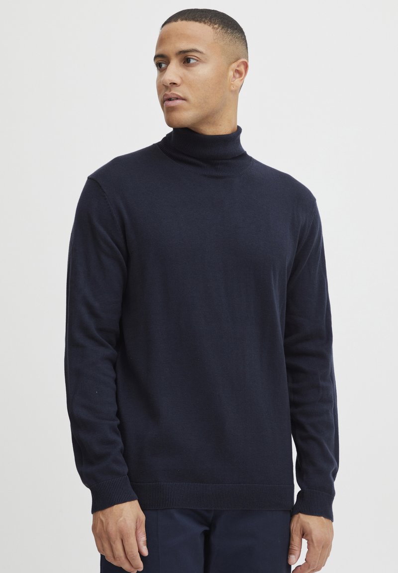 Navyblauwe coltrui van zachte gebreide stof, met lange mouwen en een getailleerd ontwerp met ribgebreide manchetten en zoom.