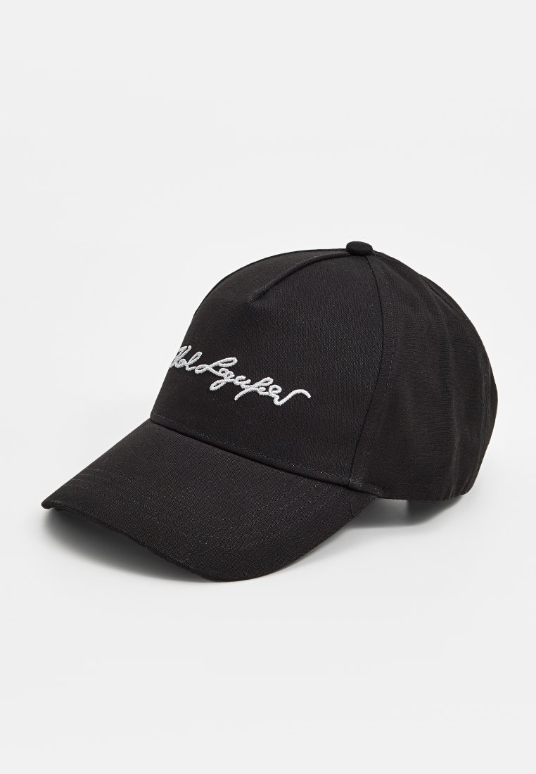 Schwarze Mütze aus Stoff mit gebogenem Schirm, verziert mit weißem gesticktem Text auf der Vorderseite, typischer Form einer Baseballmütze und sechsteiligem Design.