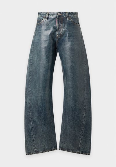 Jean denim bleu foncé à jambes larges, avec fermeture par bouton et zip, poches avant et détails subtils délavés.