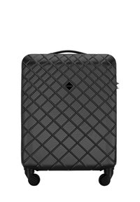 Valise rigide noire avec une texture matelassée, motif en losanges, une poignée supérieure et quatre roues pour la mobilité. Présente un logo de marque.