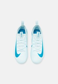 Zapatillas deportivas Nike en azul claro con una textura suave, que presentan un prominente swoosh azul, diseño con cordones y tiradores.