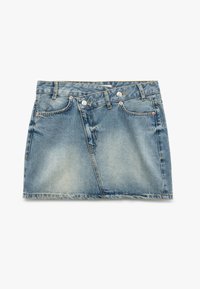 Blaue, ausgeblichene Denim-Minirock mit asymmetrischem, knöpfbarem Bund und Fronttaschen, flach auf weißem Hintergrund ausgelegt.