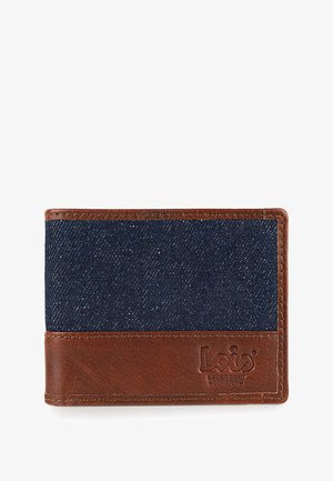 Billetera de mezclilla azul marino con acentos de cuero marrón, que presenta un acabado texturizado y un logotipo grabado. Forma rectangular compacta con costuras visibles.